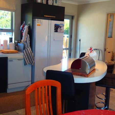 Lakefront Fantail Cottage Lake Hawea, Wanaka エクステリア 写真