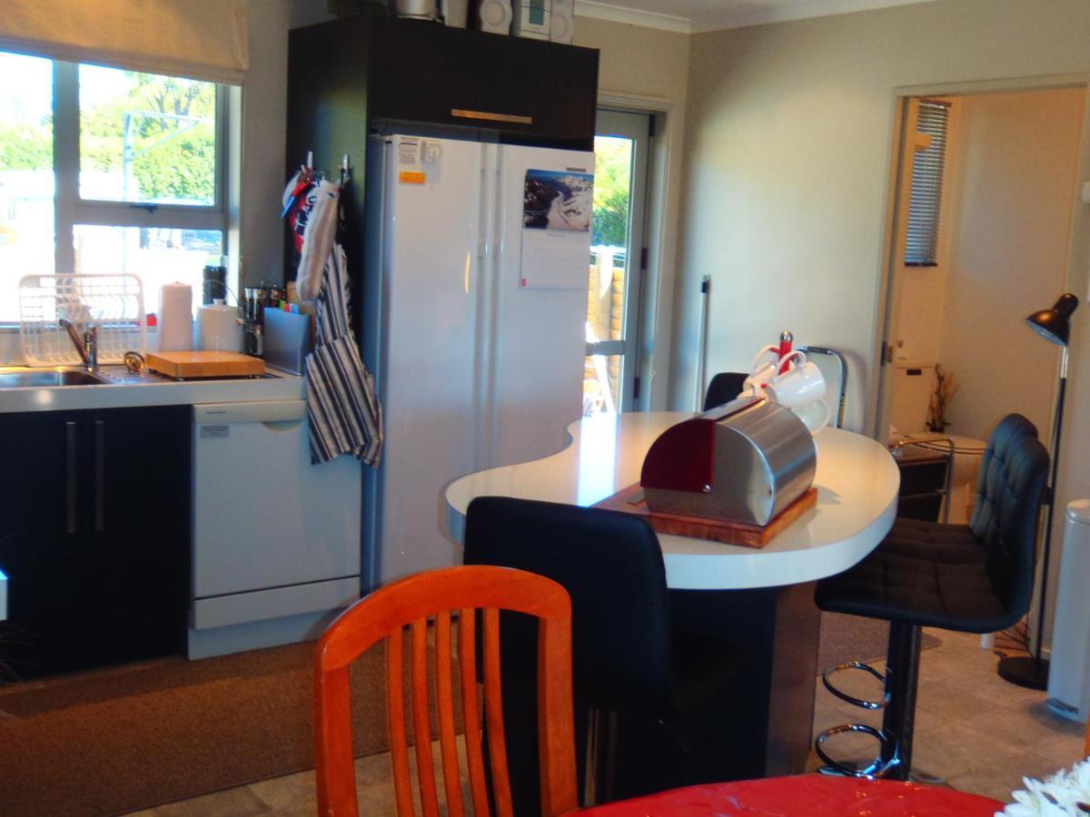 Lakefront Fantail Cottage Lake Hawea, Wanaka エクステリア 写真