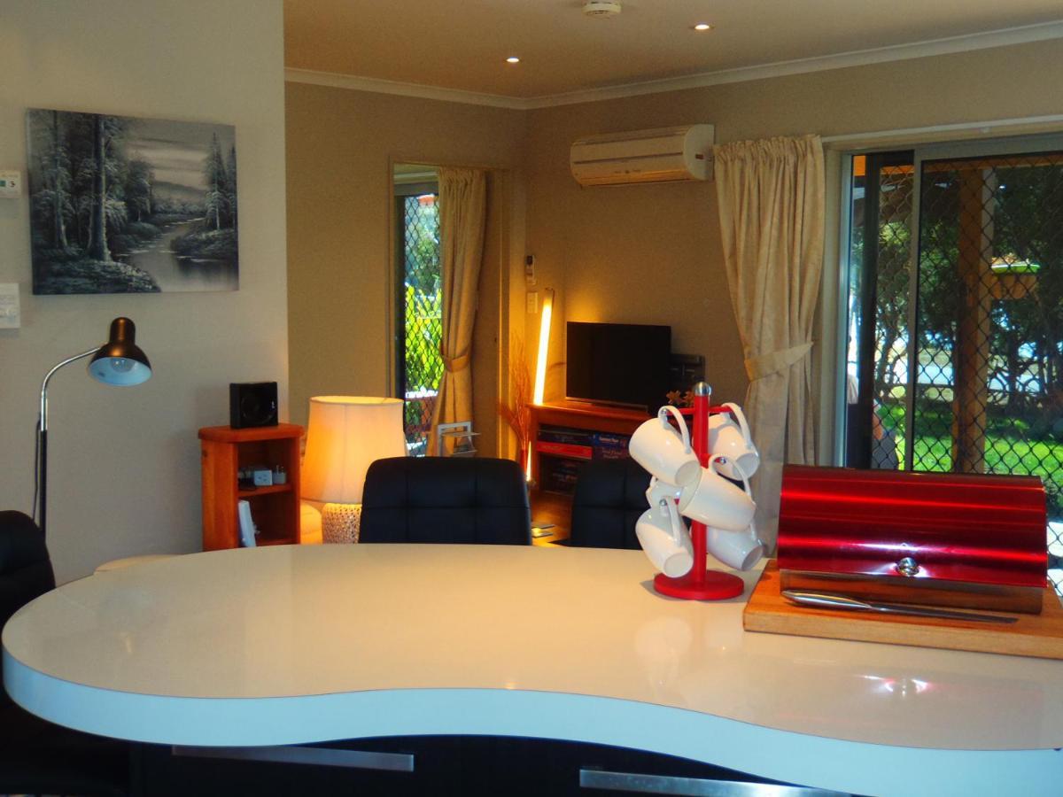 Lakefront Fantail Cottage Lake Hawea, Wanaka エクステリア 写真