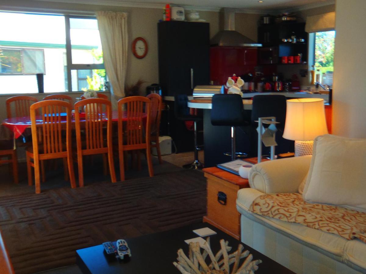 Lakefront Fantail Cottage Lake Hawea, Wanaka エクステリア 写真