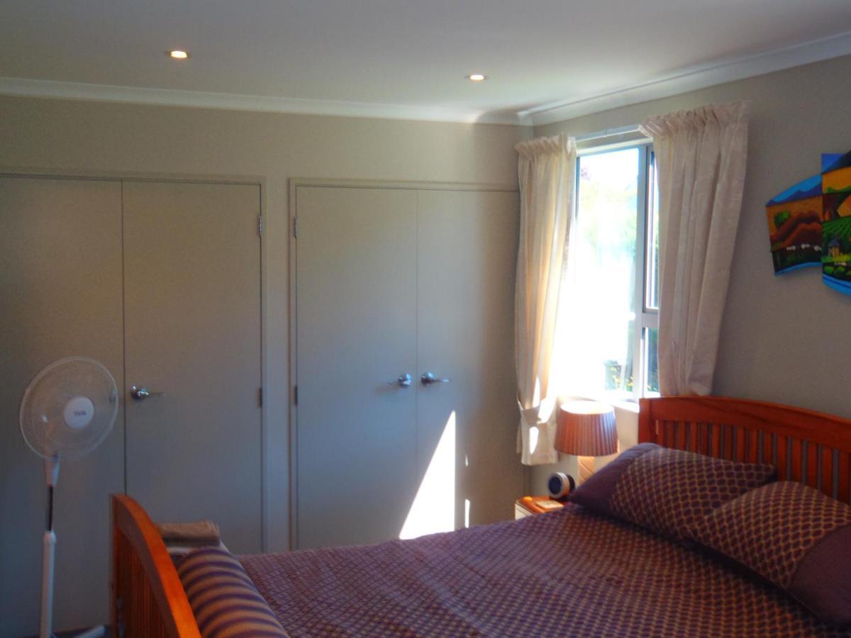 Lakefront Fantail Cottage Lake Hawea, Wanaka エクステリア 写真